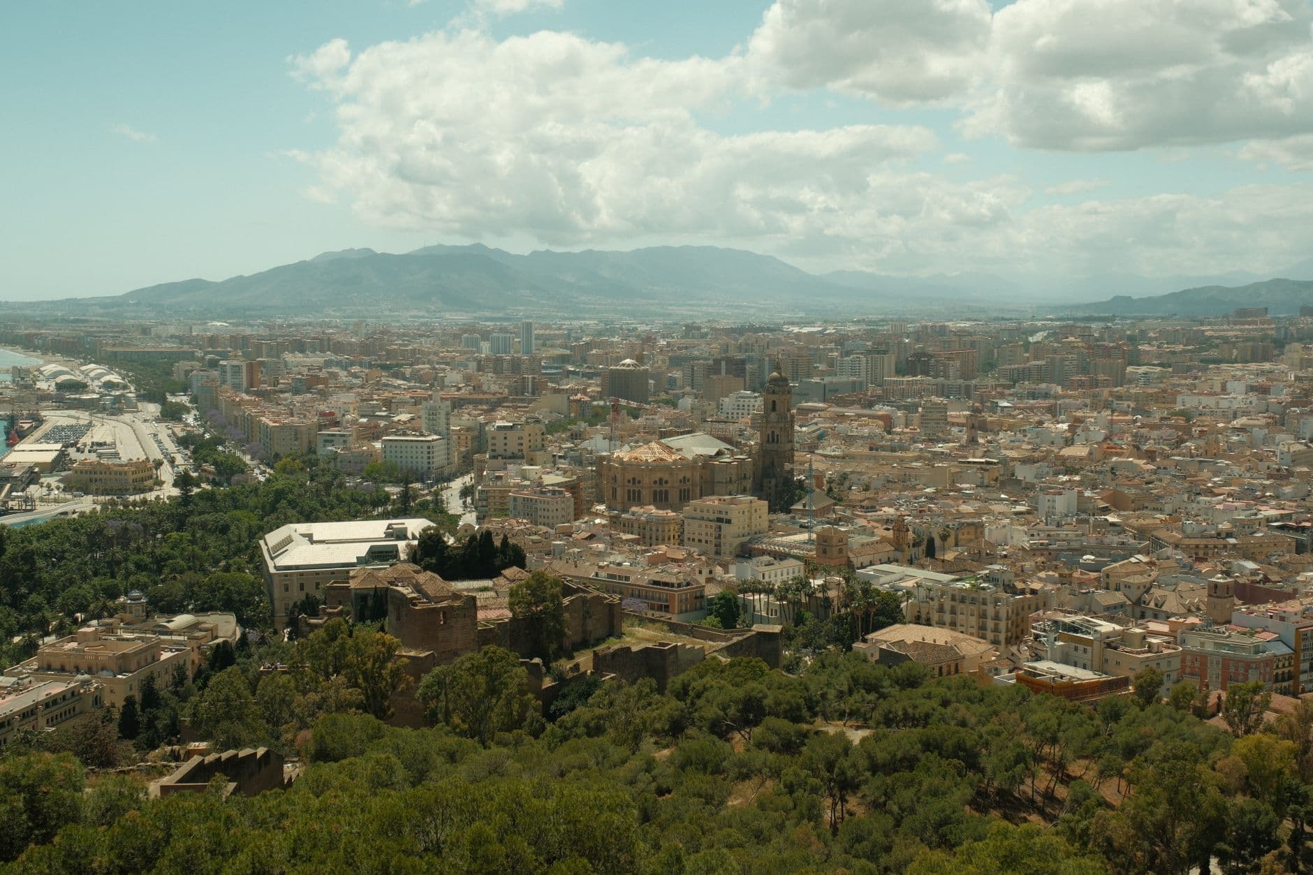 L'Alcazaba d'Almería dominant la ville et la Méditerranée