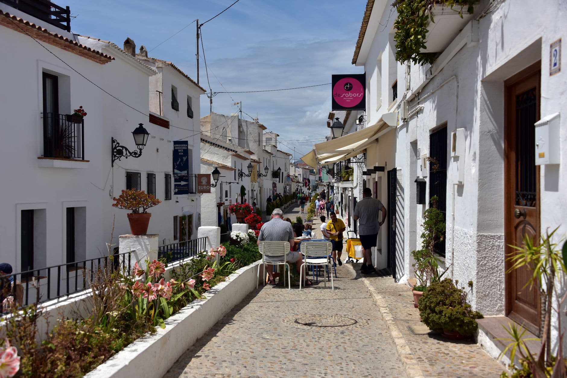 Ruelle pavée et fleurie du quartier morisque de Frigiliana