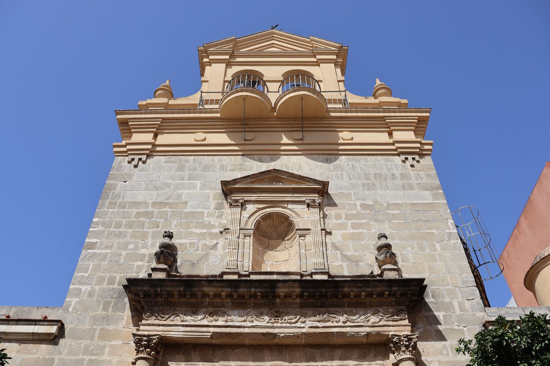 Tonneaux de xérès alignés dans une bodega traditionnelle de Jerez de la Frontera