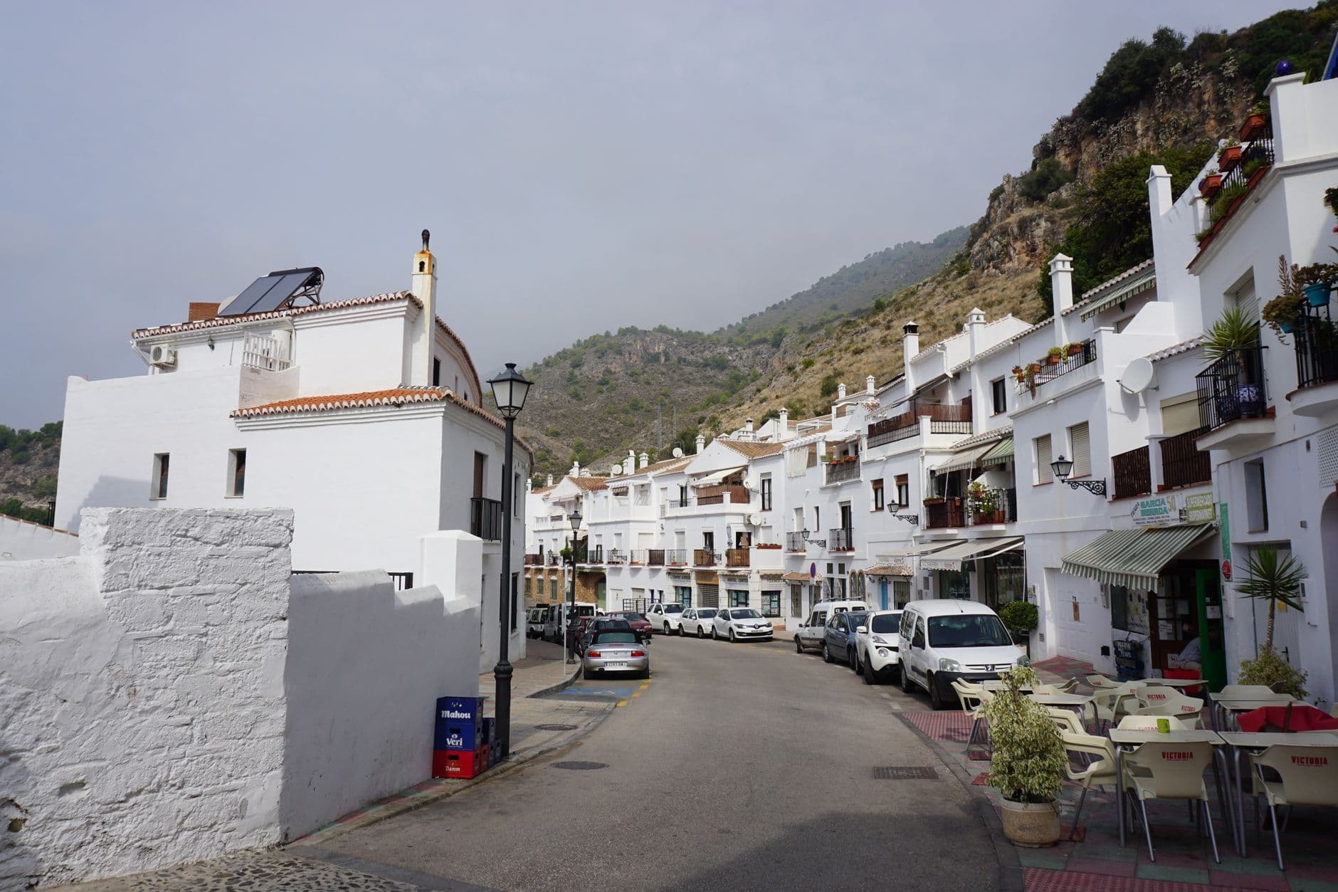Ruelles blanches et fleuries de Mijas Pueblo avec vue sur la côte