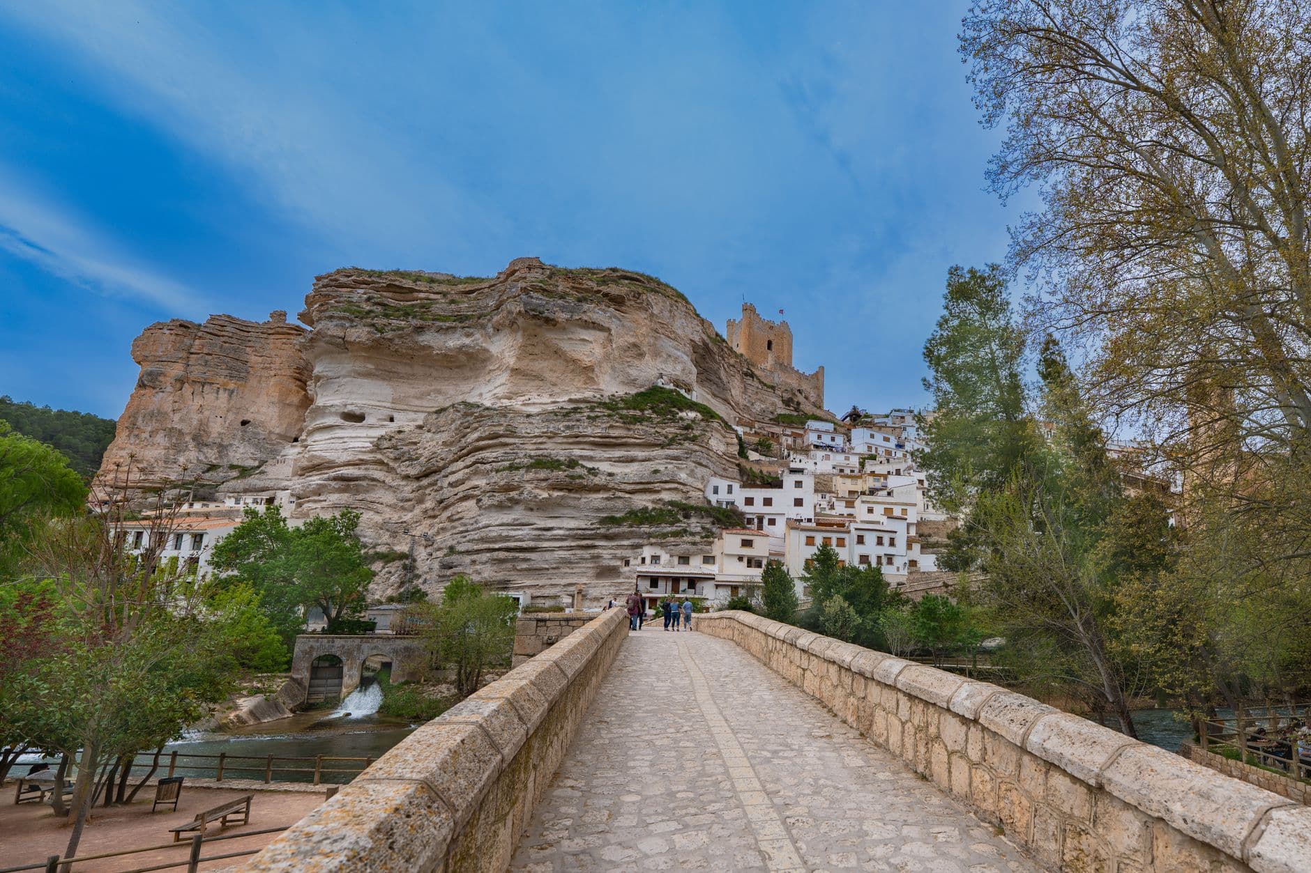 La rue Cuevas del Sol de Setenil de las Bodegas, abritée sous un immense surplomb rocheux