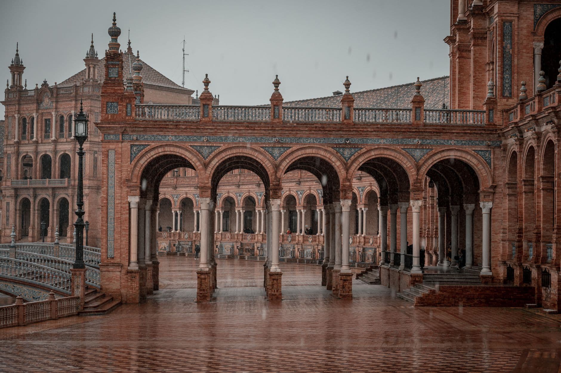 La Plaza de España de Séville et ses canaux au coucher du soleil
