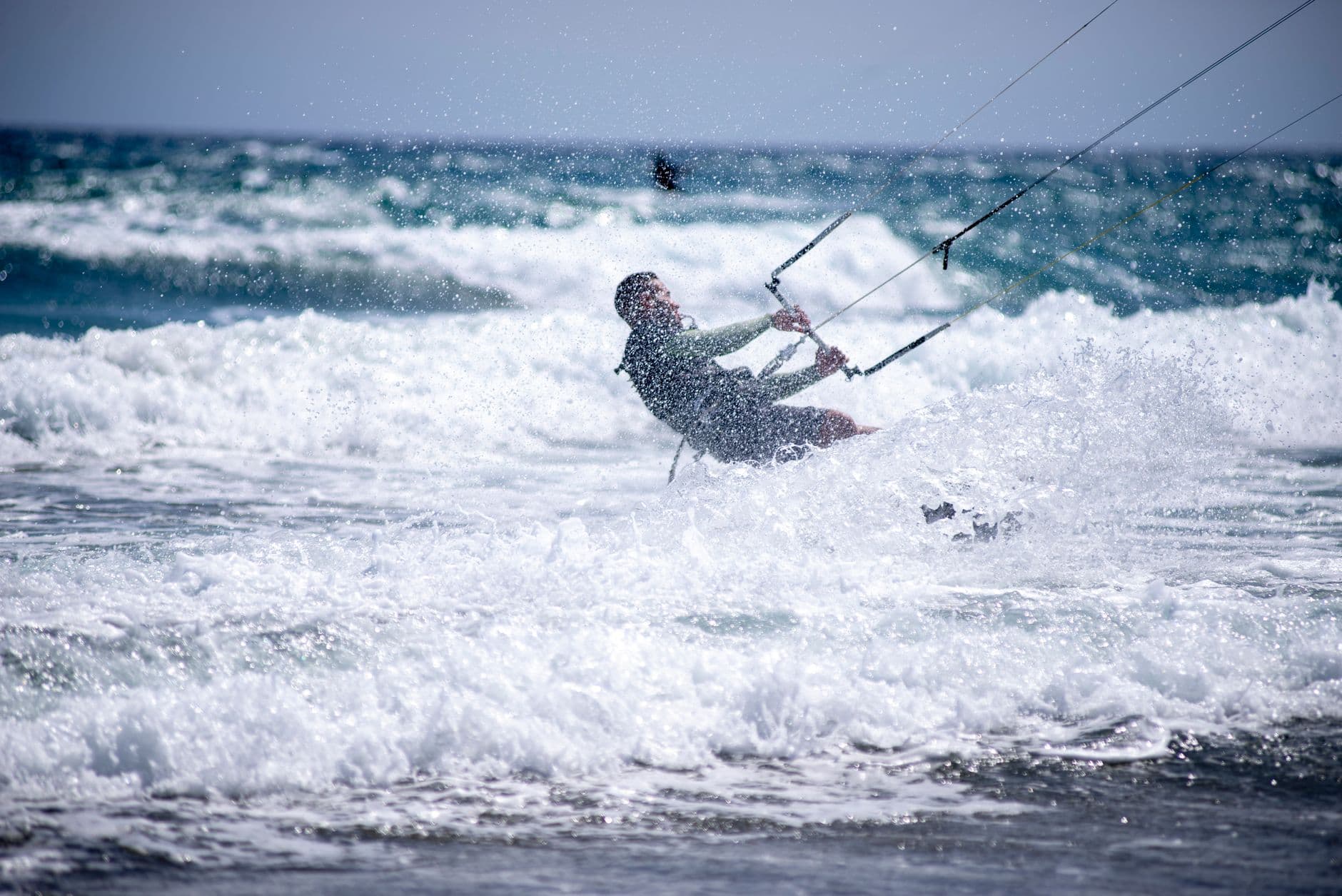 Kitesurfeurs sur la plage de Valdevaqueros à Tarifa, face au détroit de Gibraltar