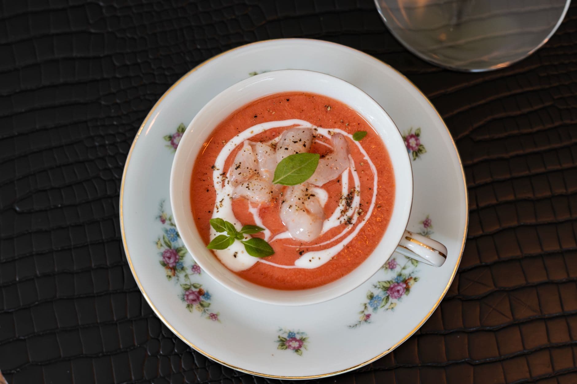Assortiment de tapas andalouses avec jamón ibérique, salmorejo et pescaíto frito