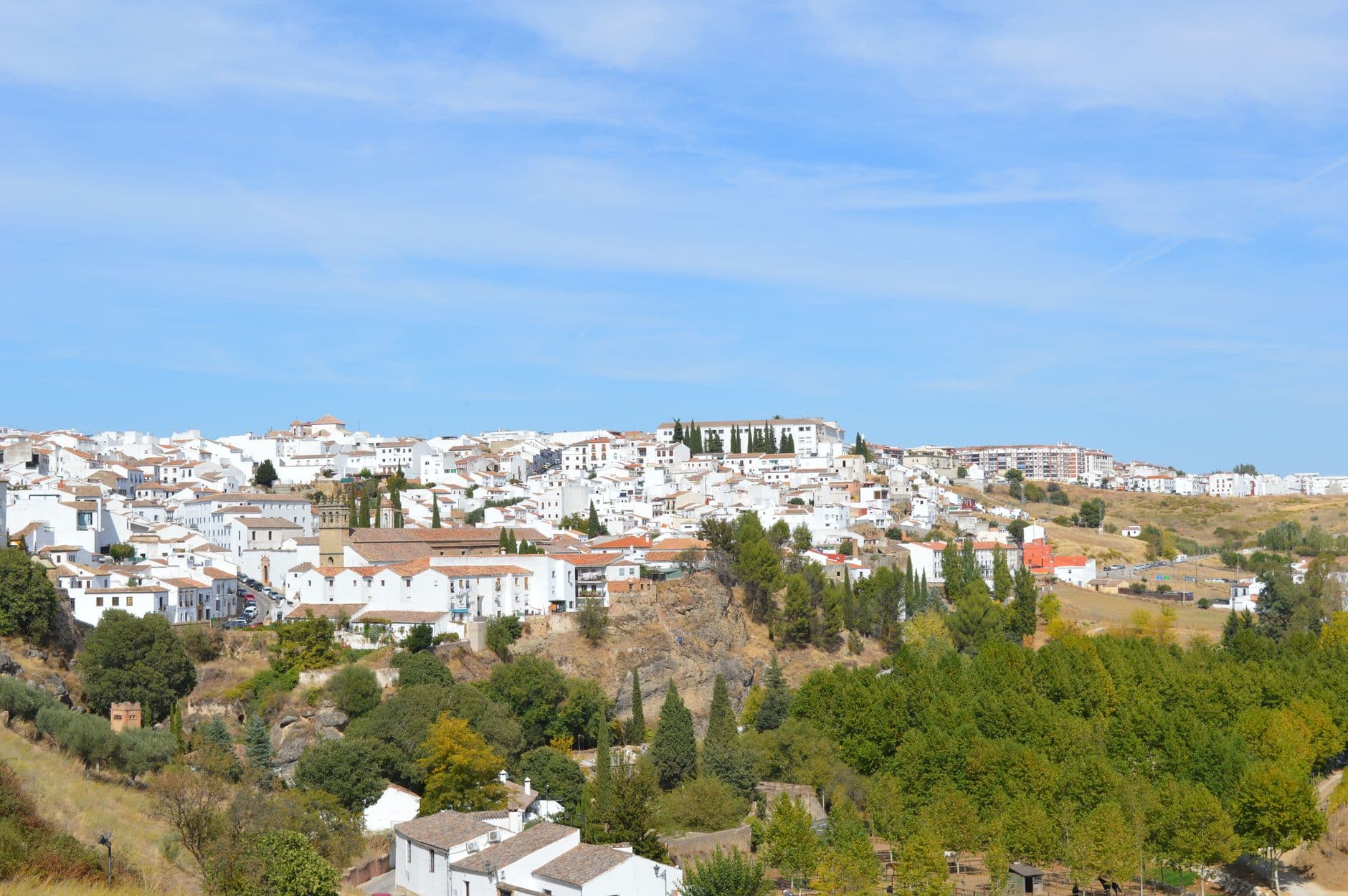 Vue panoramique sur un village blanc d'Andalousie