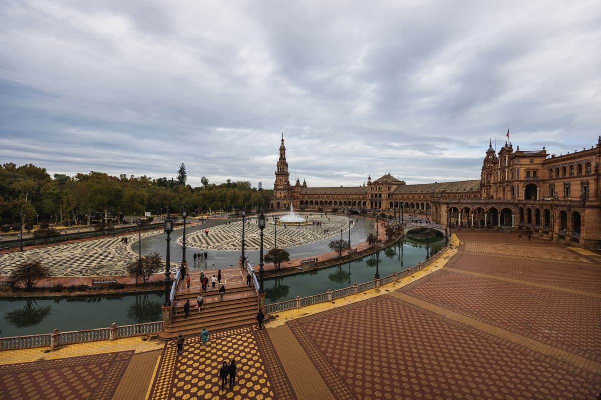 La Plaza de Espana de Seville et ses arcades en brique