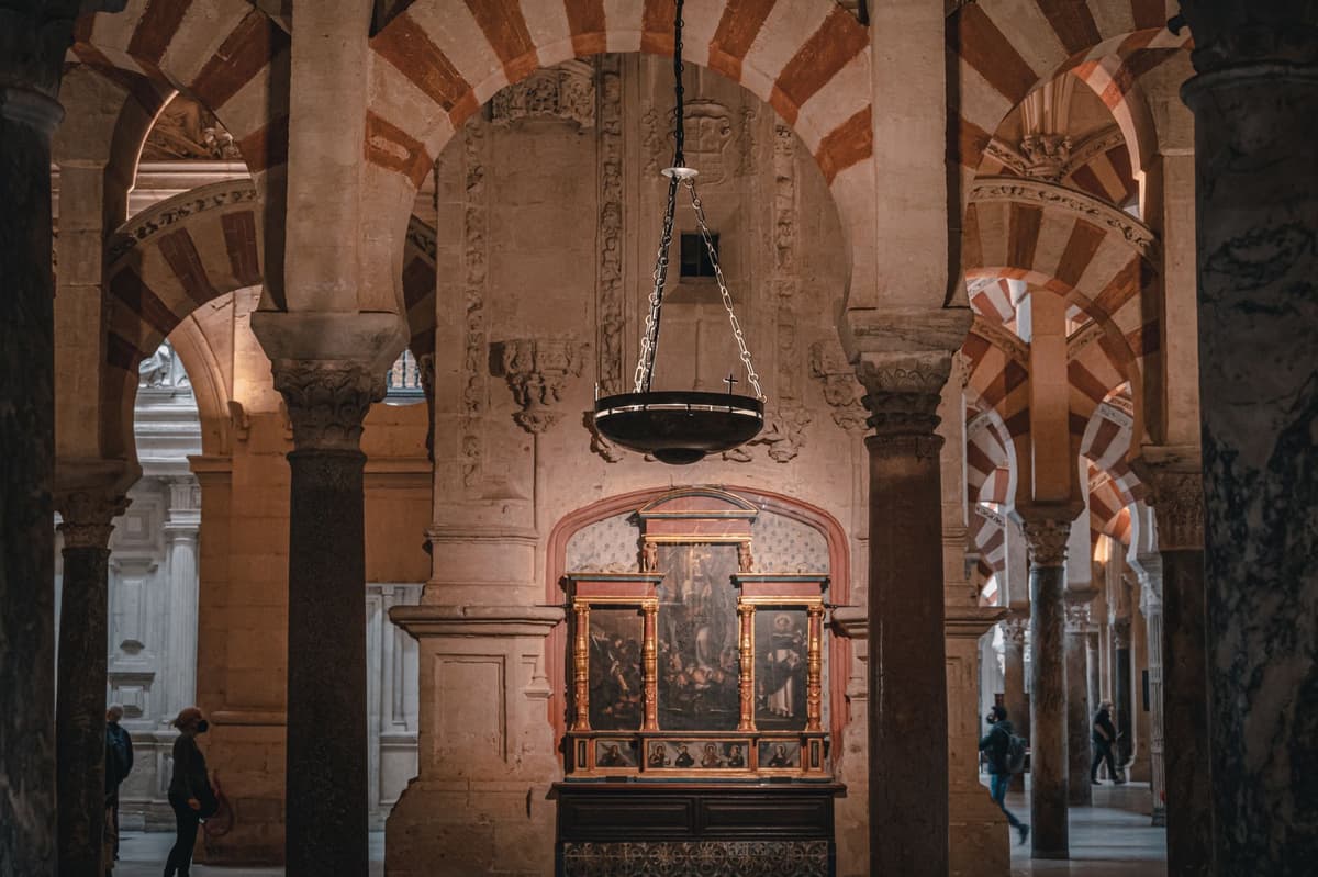 Les arcs rouges et blancs de la Mezquita de Cordoue