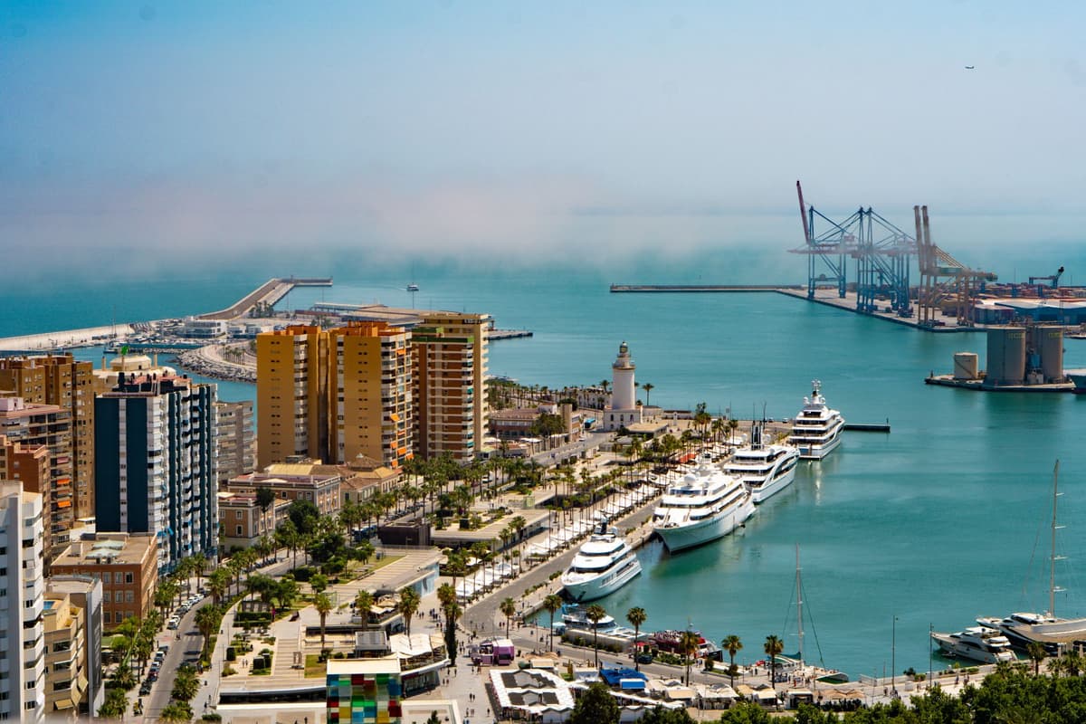 Le port et la promenade de Malaga au bord de la Mediterranee