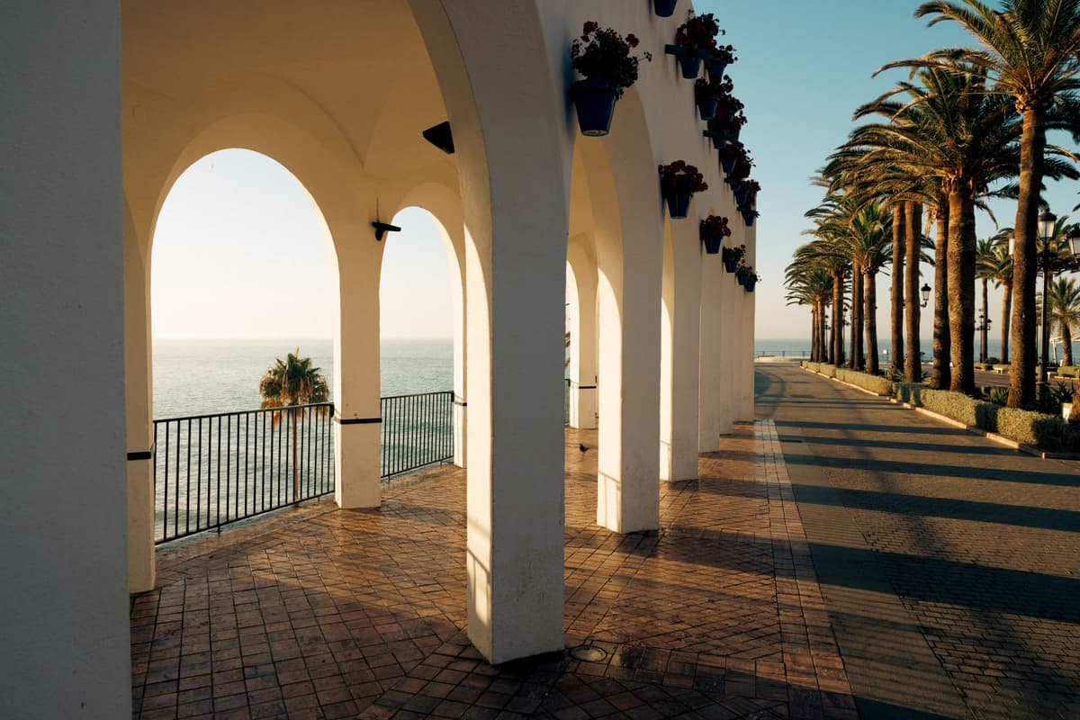 Le Balcon de Europa et les plages de Nerja
