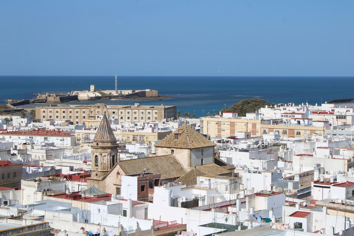 La vieille ville de Cadix cernee par l ocean Atlantique