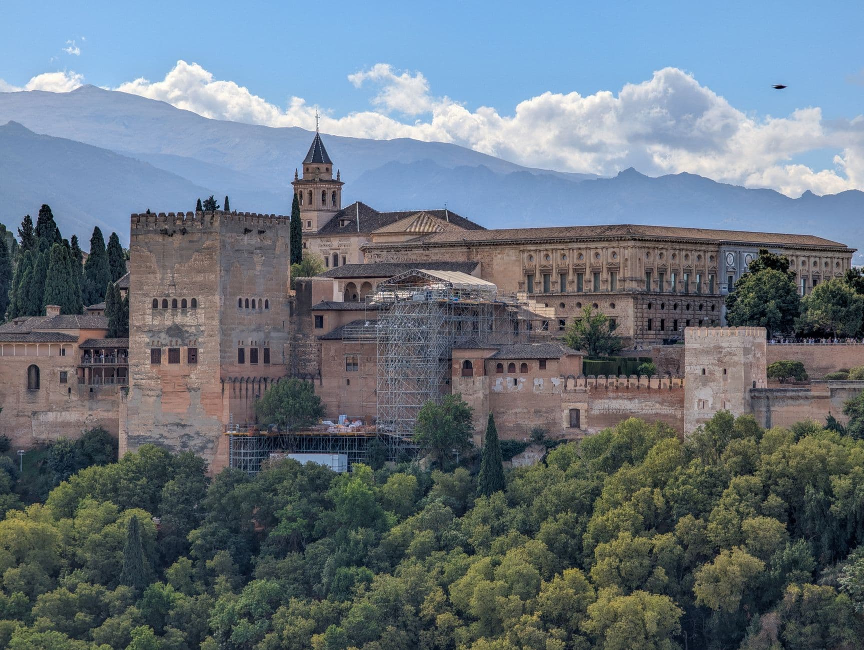 L Alhambra de Grenade vue depuis les hauteurs
