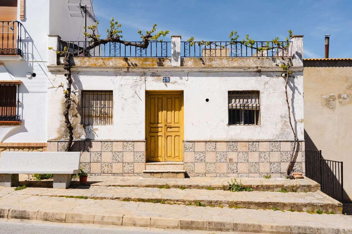 Maisons blanches encastrees sous la roche a Setenil de las Bodegas