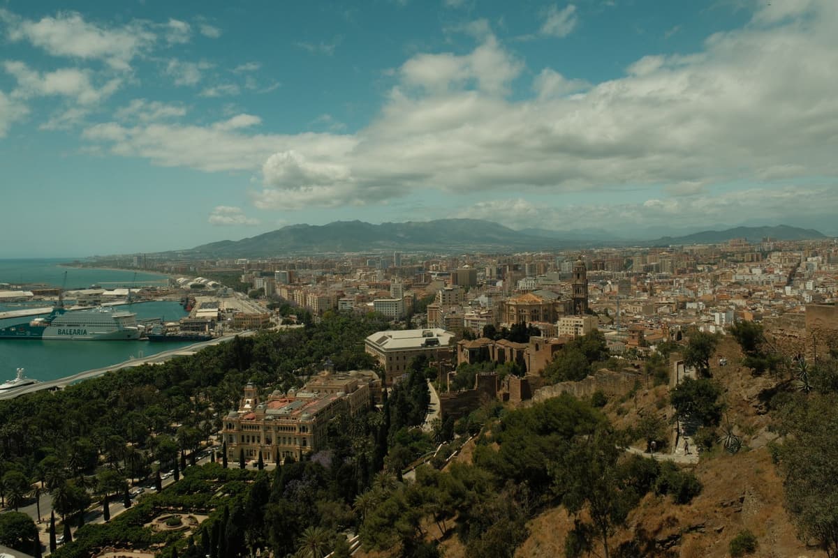 Vue sur le port et la cathédrale de Malaga