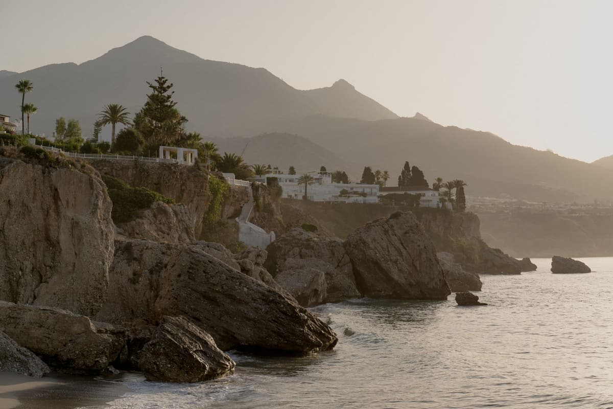 Falaises de la Costa Tropical au lever du soleil