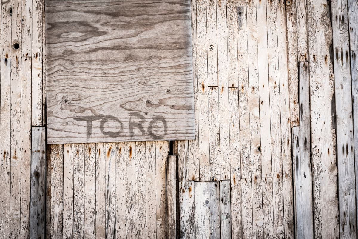 Mur de bois patiné dans le désert de Tabernas